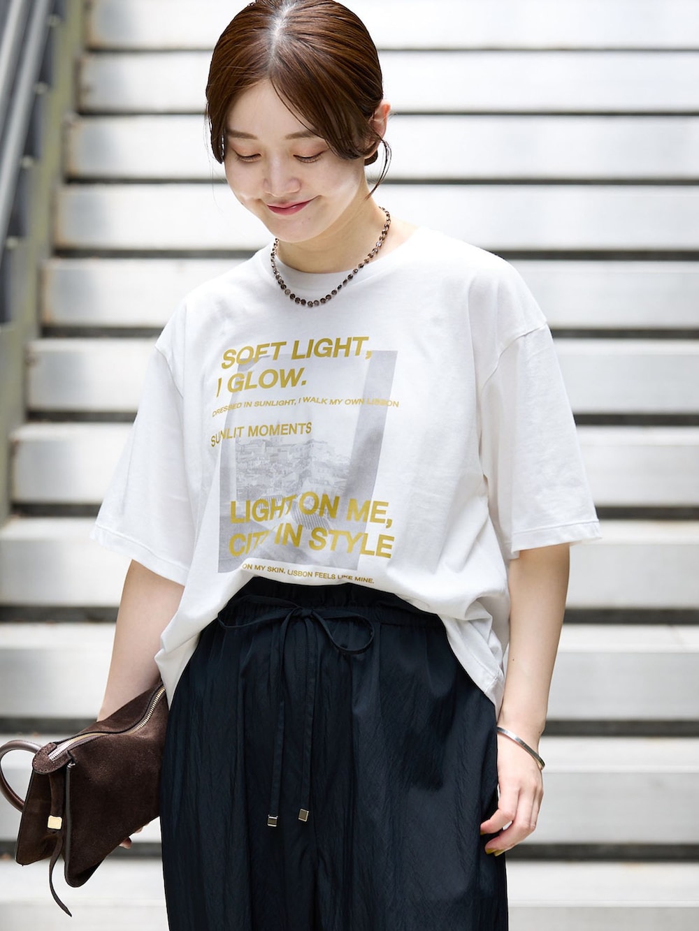 ブラック系のその他パンツ、イエロー系のTシャツ/カットソーを着用したレディースの秋コーディネートの4枚目の写真