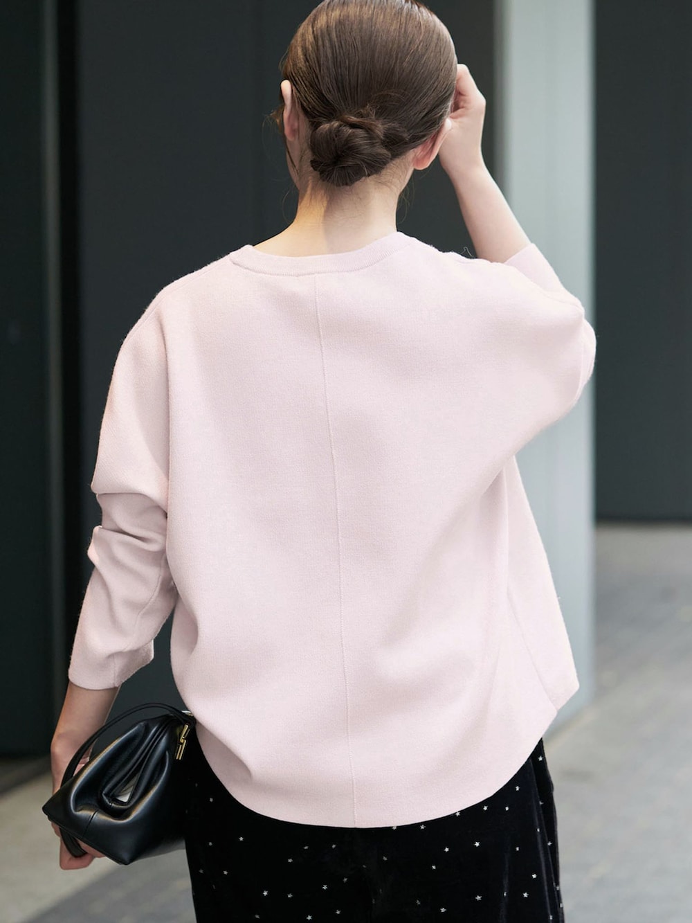 ブラック系のその他パンツ、ピンク系のニット/セーター、ブラック系のハンドバッグを着用したレディースの秋コーディネートの6枚目の写真