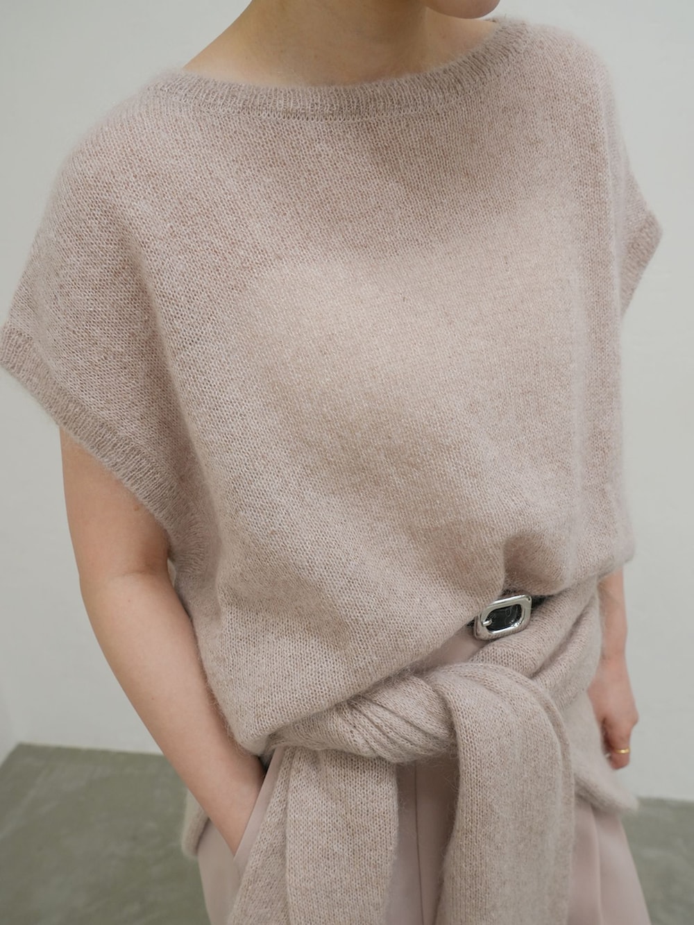ピンク系のその他パンツ、ピンク系のニット/セーター、ピンク系のニット/セーターを着用したレディースの秋コーディネートの3枚目の写真