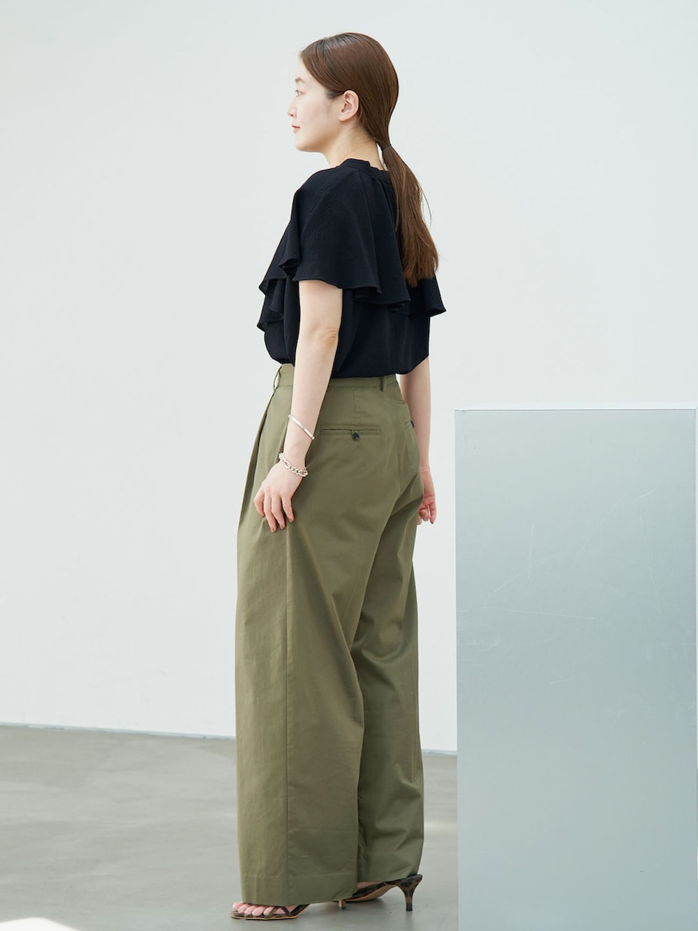 グリーン系のチノパンツ、ブルー系のシャツ/ブラウスを着用したレディースの夏コーディネートの2枚目の写真