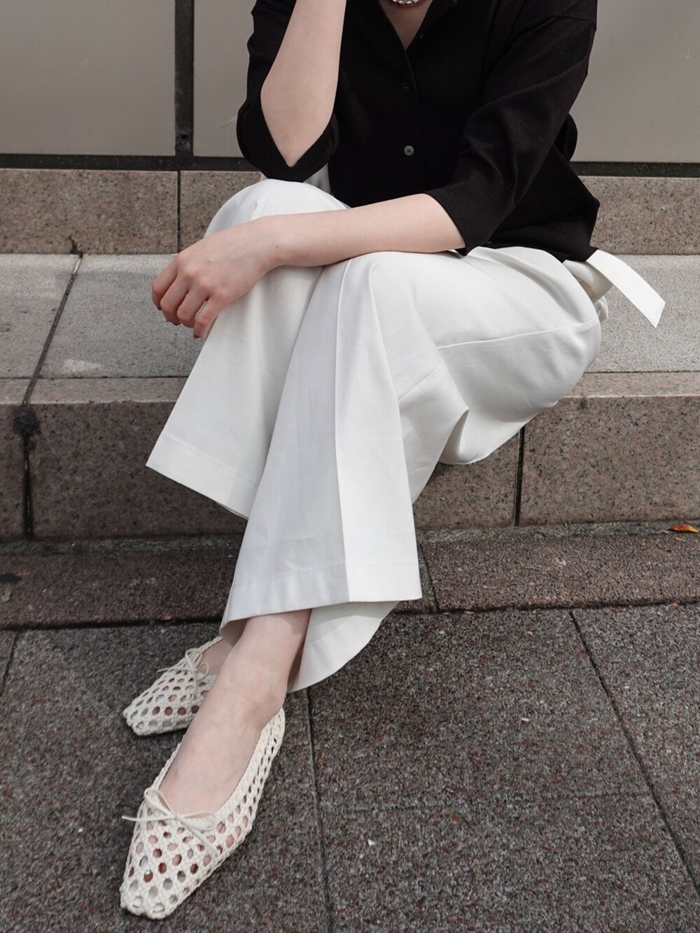 ホワイト系のチノパンツ、ホワイト系のショルダーバッグ、ホワイト系のバレエシューズを着用したレディースの春コーディネートの5枚目の写真