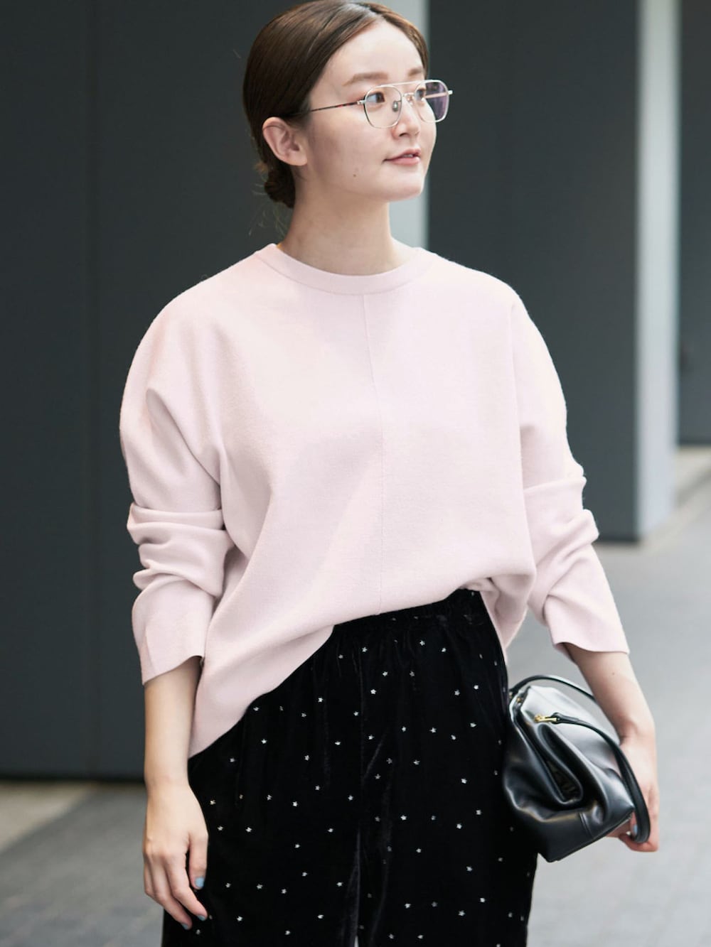 ブラック系のその他パンツ、ピンク系のニット/セーター、ブラック系のハンドバッグを着用したレディースの秋コーディネートの4枚目の写真