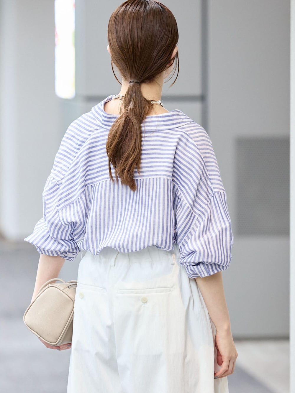 ホワイト系のその他パンツ、ブルー系のシャツ/ブラウス、ブラック系のサンダルを着用したレディースの夏コーディネートの5枚目の写真