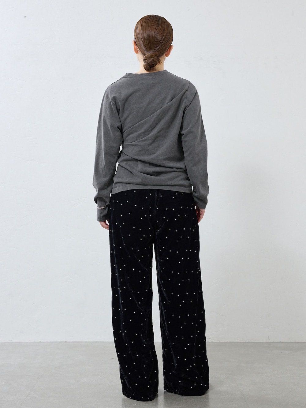ブラック系のその他パンツ、グレー系のTシャツ/カットソー、ブラック系のその他シューズを着用したレディースの秋コーディネートの3枚目の写真