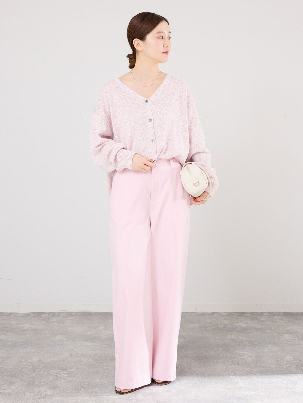 ピンク系のその他パンツ、レッド系のカーディガン/ボレロ、ホワイト系のショルダーバッグを着用したレディースの春コーディネートの2枚目の写真