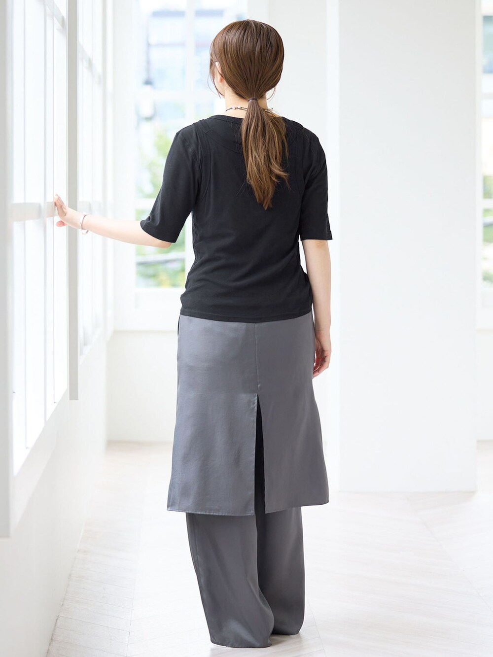 グレー系のその他パンツ、ブラック系のTシャツ/カットソー、シルバー系のサンダルを着用したレディースの夏コーディネートの3枚目の写真