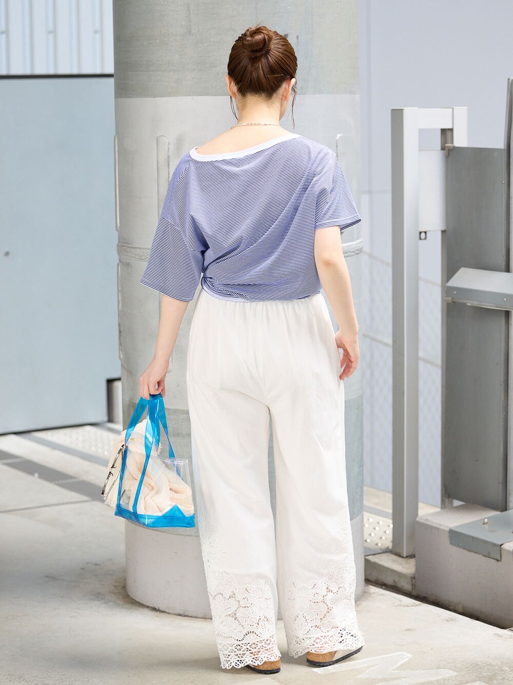 ブルー系のTシャツ/カットソー、ブルー系のハンドバッグ、ホワイト系のサンダルを着用したレディースの夏コーディネートの3枚目の写真