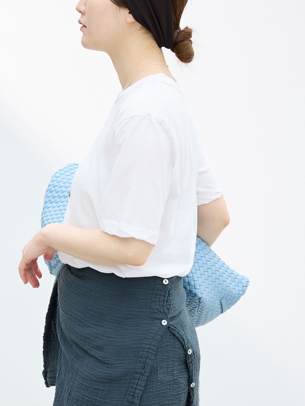 ブラック系のシャツ/ブラウス、ホワイト系のTシャツ/カットソー、ブルー系のトートバッグを着用したレディースの春コーディネートの4枚目の写真