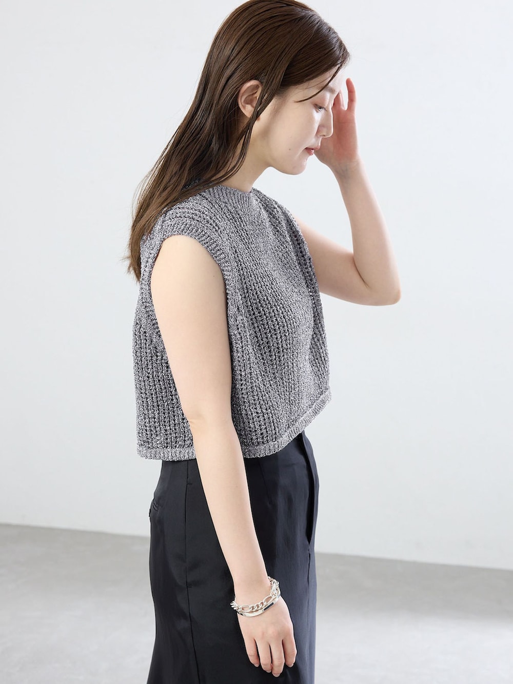 ブラック系のその他パンツ、グレー系のベスト、ブラック系のサンダルを着用したレディースの夏コーディネートの4枚目の写真