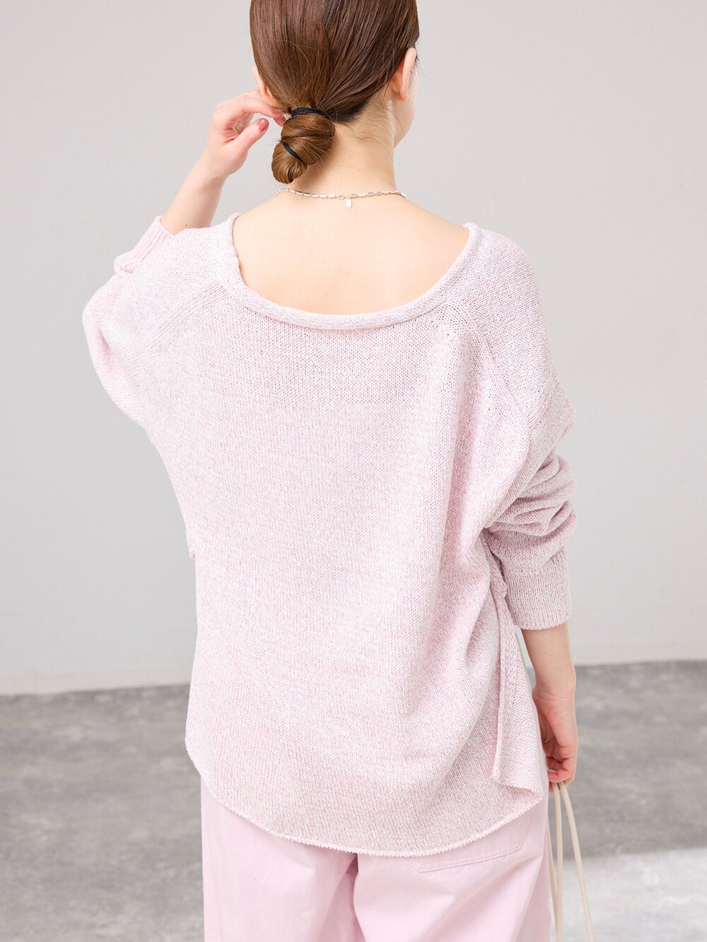 ピンク系のその他パンツ、レッド系のカーディガン/ボレロ、ホワイト系のショルダーバッグを着用したレディースの春コーディネートの5枚目の写真