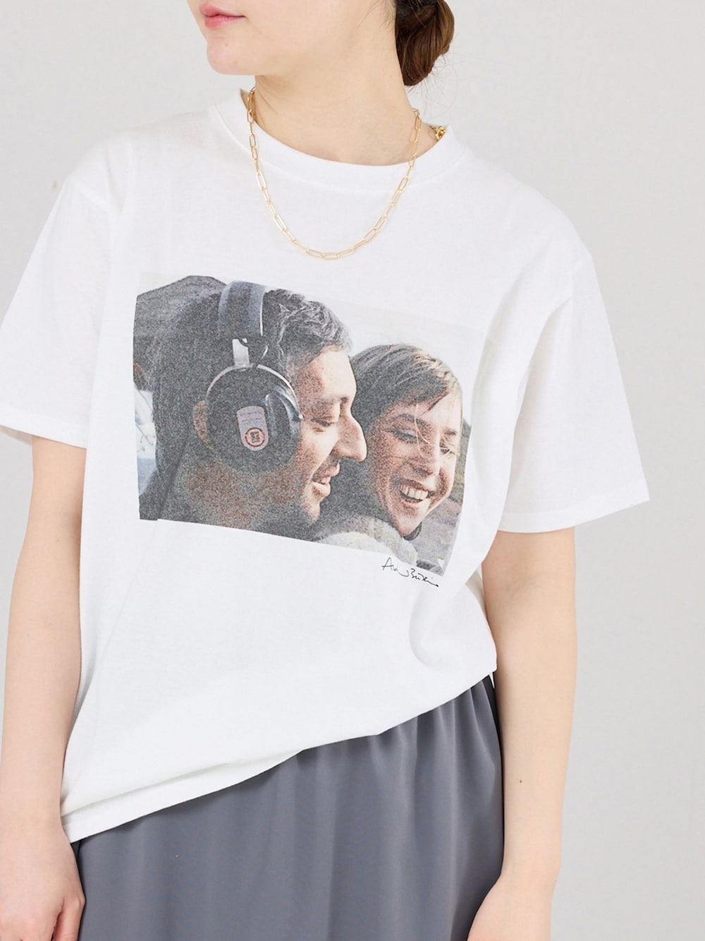 グレー系のスカート、ホワイト系のTシャツ/カットソー、ブラック系のローファーを着用したレディースの春コーディネートの3枚目の写真