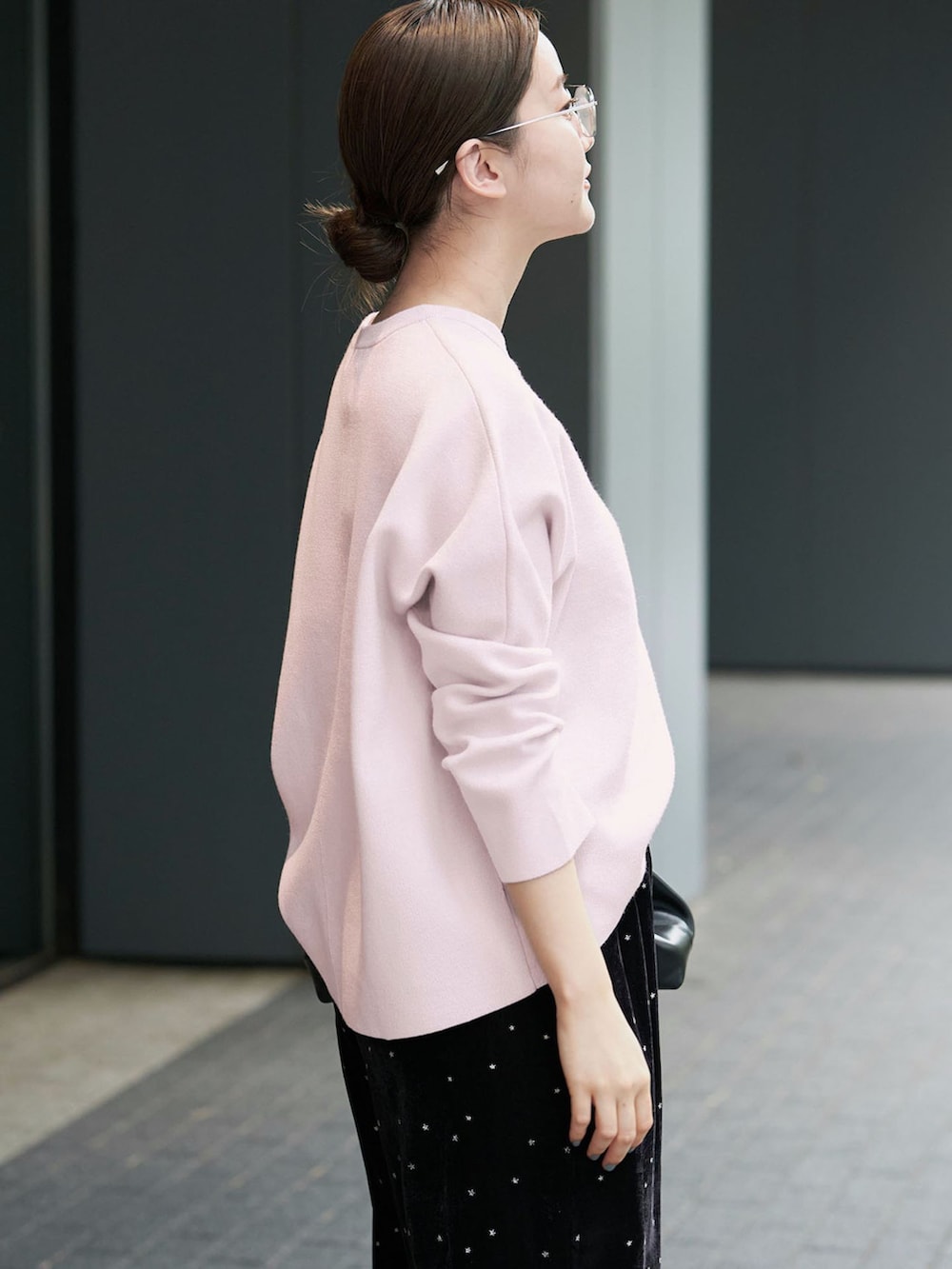ブラック系のその他パンツ、ピンク系のニット/セーター、ブラック系のハンドバッグを着用したレディースの秋コーディネートの5枚目の写真
