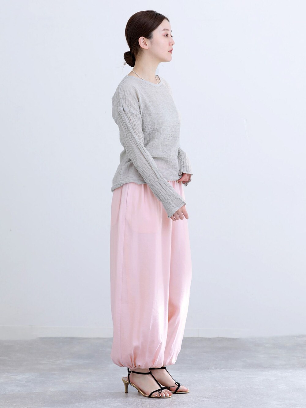 ピンク系のその他パンツ、グレー系のシャツ/ブラウス、ブラック系のサンダルを着用したレディースの春コーディネートの2枚目の写真
