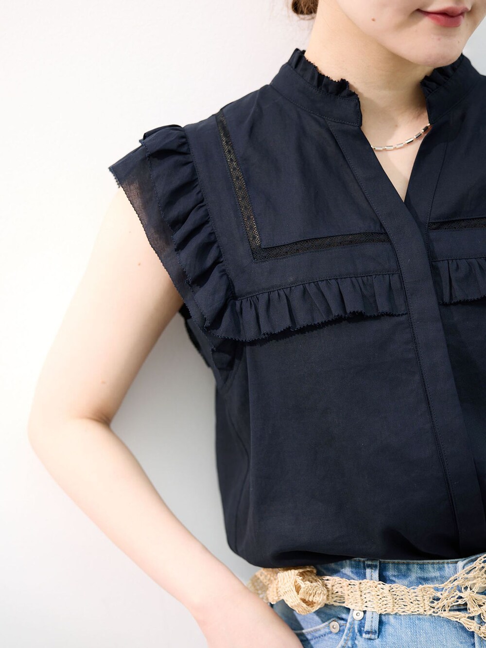 ブルー系のデニムパンツ、レッド系のパンプス、ホワイト系のバンダナ/スカーフを着用したレディースの春コーディネートの6枚目の写真