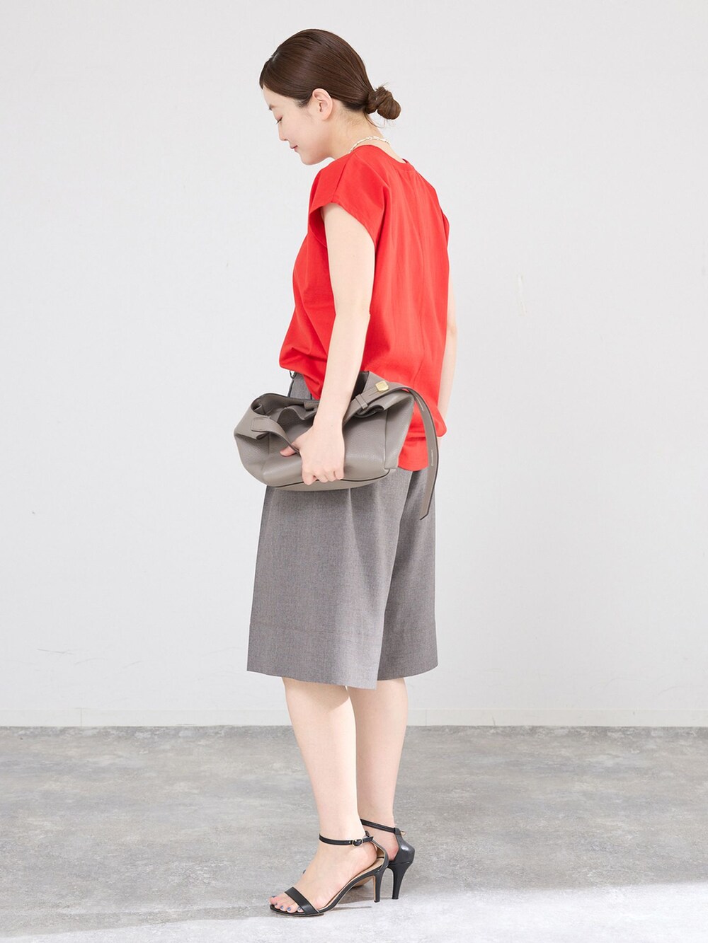 ブラウン系のその他パンツ、レッド系のTシャツ/カットソーを着用したレディースの春コーディネートの2枚目の写真