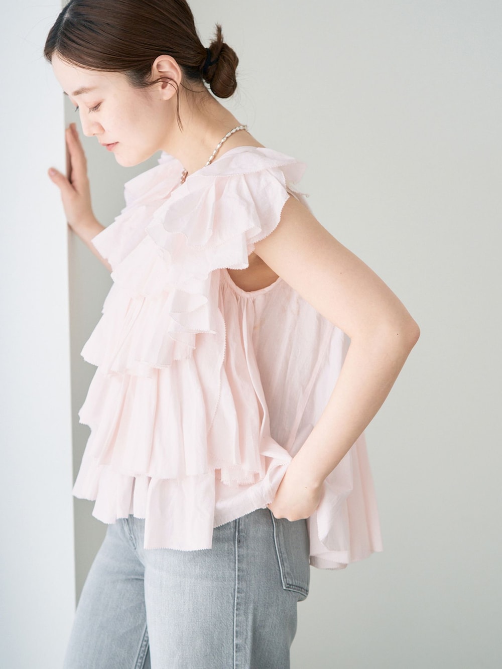 グレー系のデニムパンツ、ピンク系のシャツ/ブラウスを着用したレディースの冬コーディネートの5枚目の写真