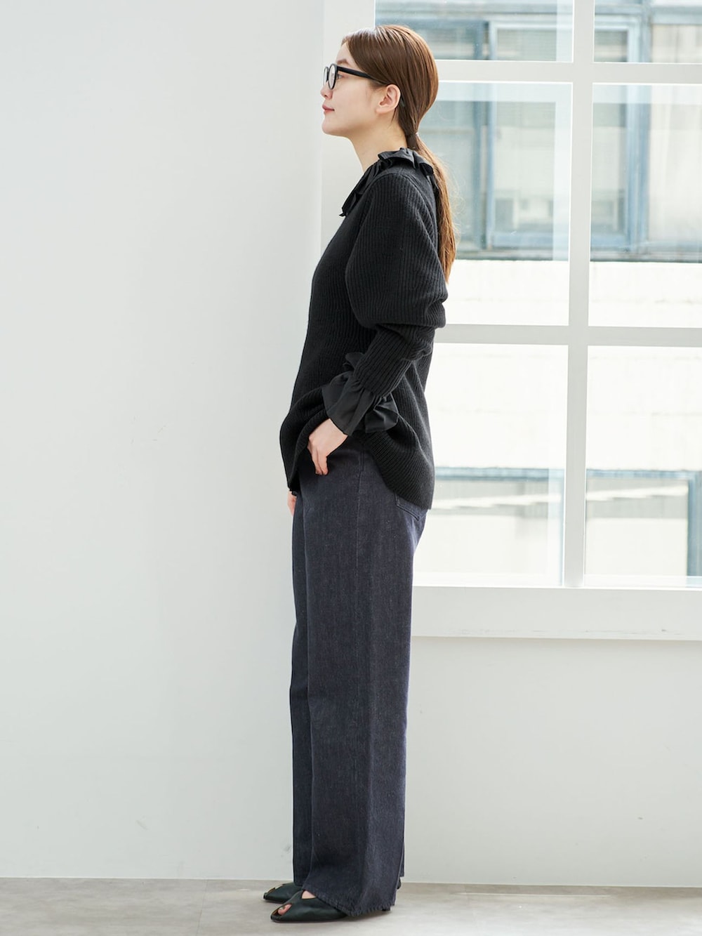 ブラック系のその他パンツ、ブラック系のシャツ/ブラウス、ブラック系のニット/セーターを着用したレディースの秋コーディネートの2枚目の写真