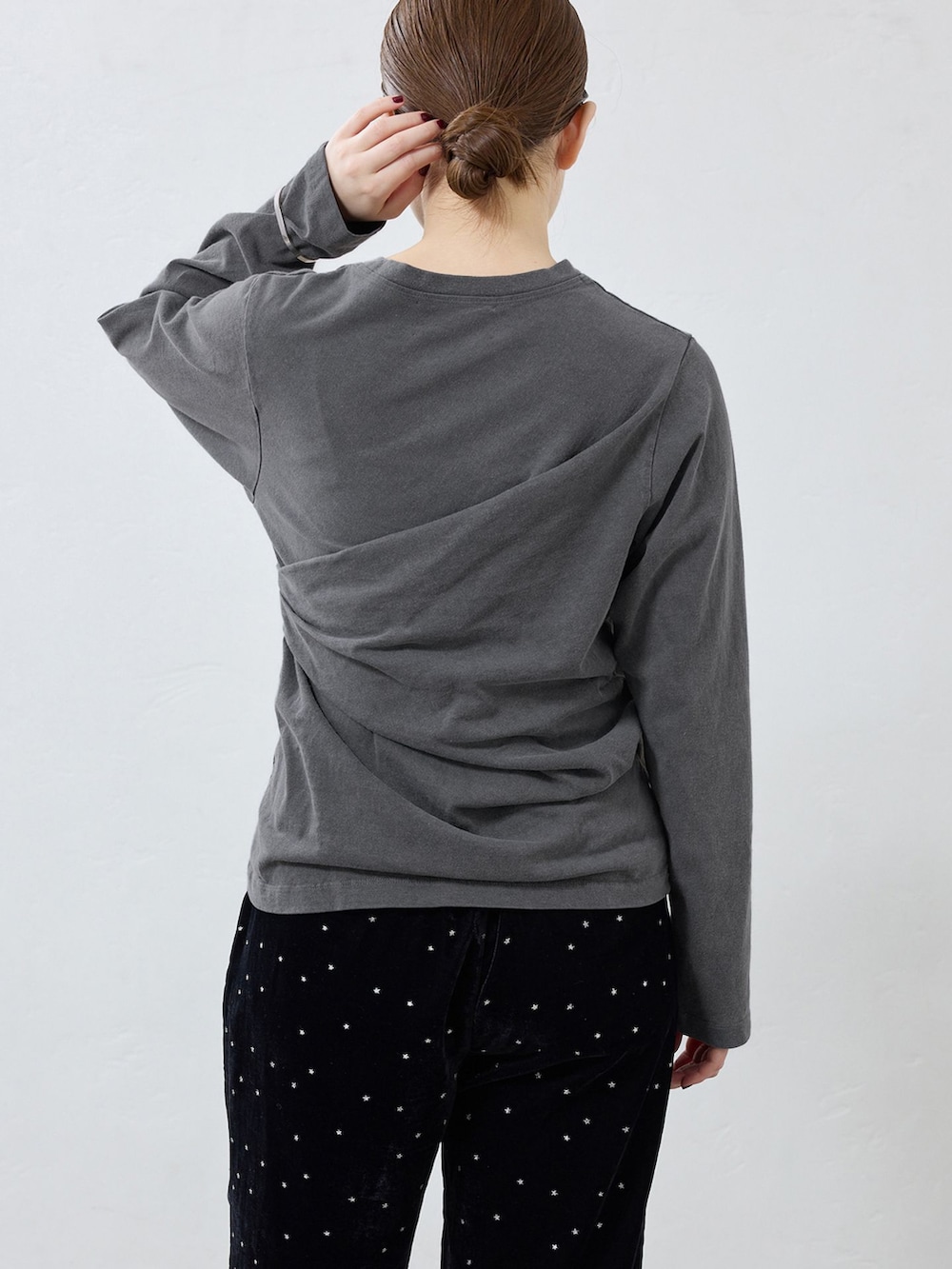 ブラック系のその他パンツ、グレー系のTシャツ/カットソー、ブラック系のその他シューズを着用したレディースの秋コーディネートの6枚目の写真