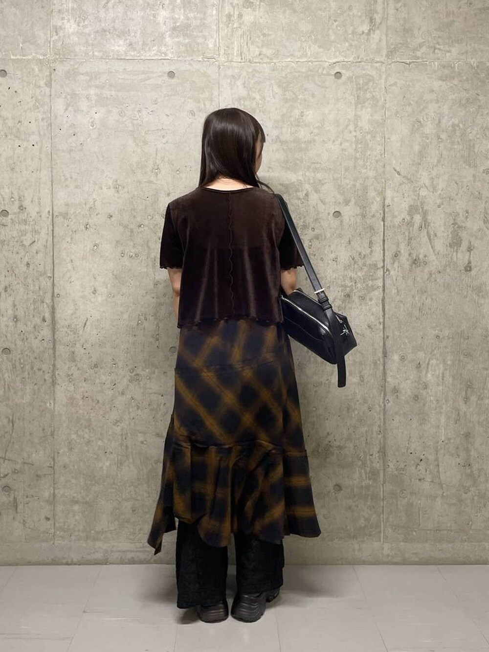 ブラック系のその他パンツ、ブラウン系のカーディガン/ボレロ、ブラック系のショルダーバッグを着用したレディースの秋コーディネートの4枚目の写真