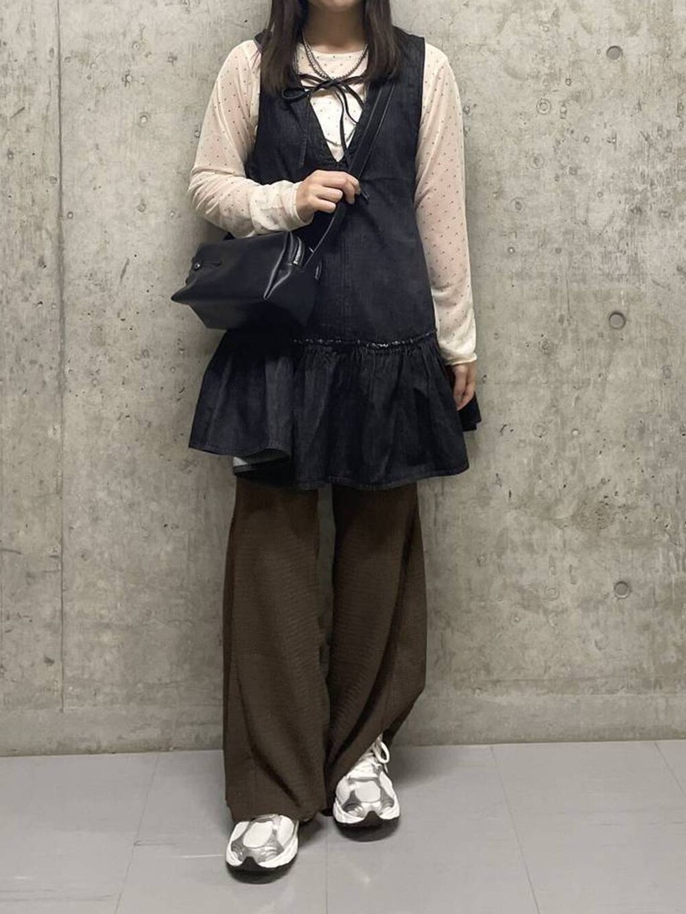 ブラウン系のその他パンツ、ブラック系のワンピース、ブラック系のショルダーバッグを着用したレディースの秋コーディネートの4枚目の写真