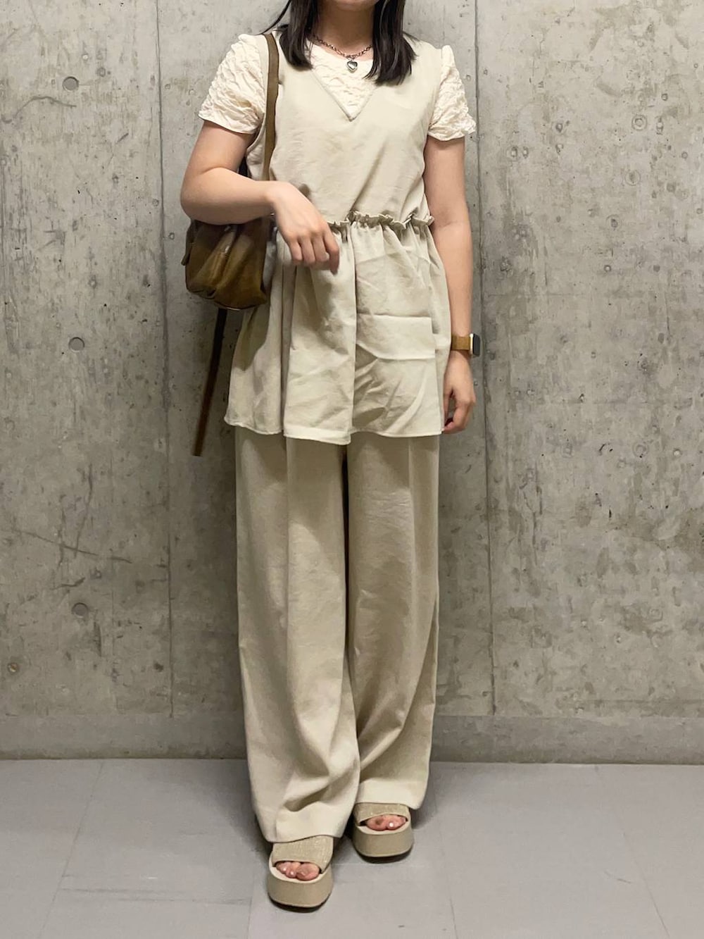 「インナー、LOWRYS FARM、骨格ストレート、サロペット、厚底サンダル」｜「LOWRYS FARMのカンドウフィットニットサンダル 283661（サンダル、ホワイト系）」を使った、楓香さん（レディース・155cm）の夏コーディネートの4枚目の写真
