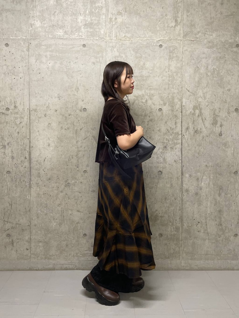 ブラック系のその他パンツ、ブラウン系のカーディガン/ボレロ、ブラック系のショルダーバッグを着用したレディースの秋コーディネートの3枚目の写真