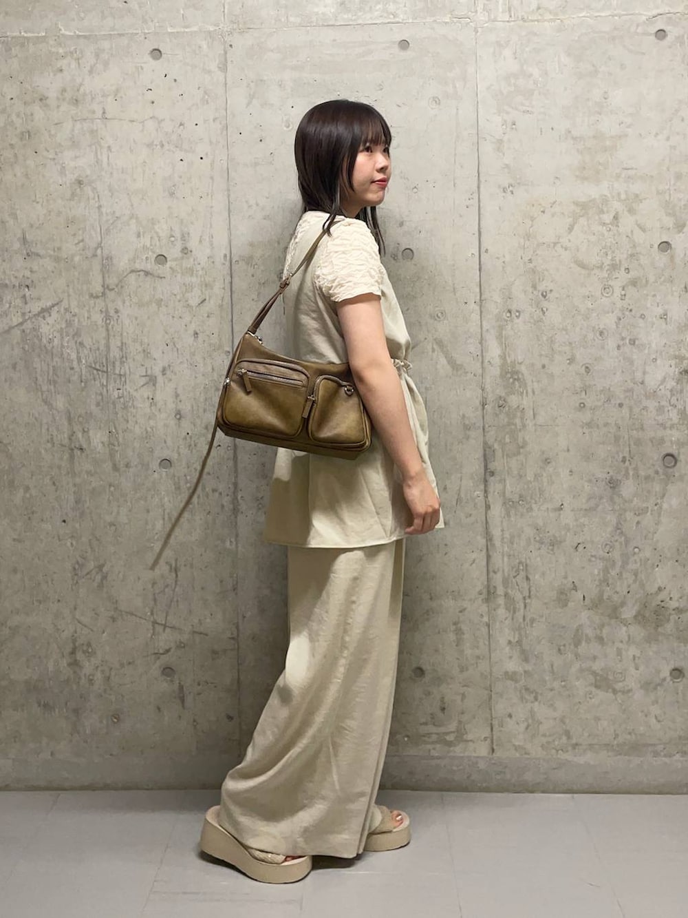 「インナー、LOWRYS FARM、骨格ストレート、サロペット、厚底サンダル」｜「LOWRYS FARMのカンドウフィットニットサンダル 283661（サンダル、ホワイト系）」を使った、楓香さん（レディース・155cm）の夏コーディネートの2枚目の写真
