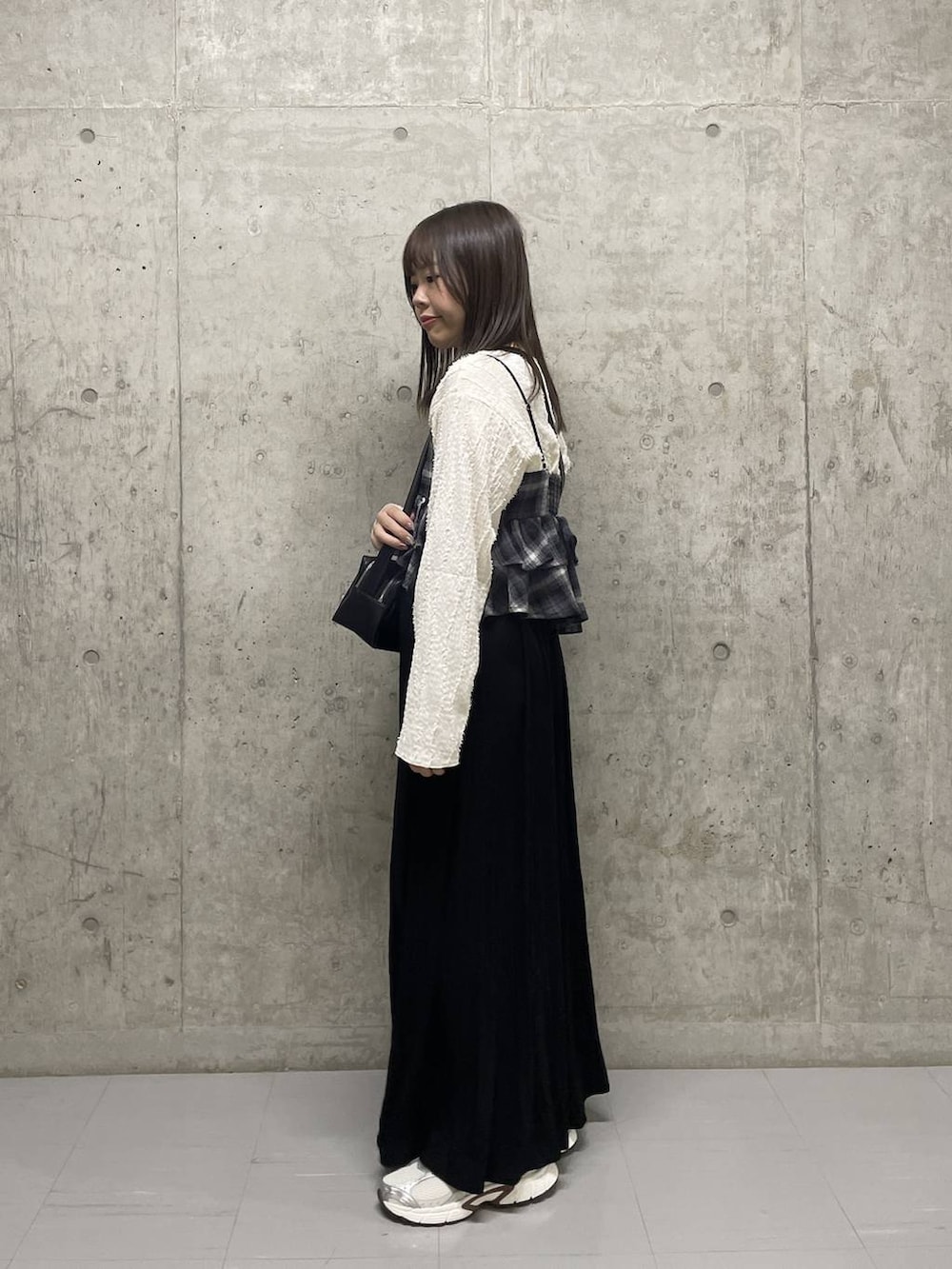 ベージュ系のTシャツ/カットソー、ブラック系のスカート、グレー系のキャミソールを着用したレディースの秋コーディネートの2枚目の写真