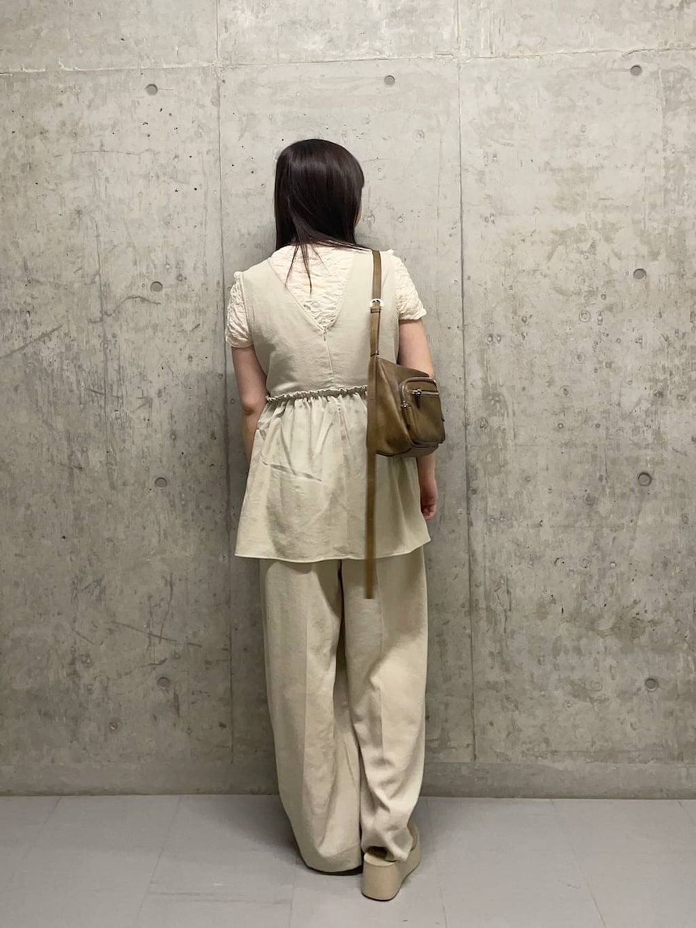 「インナー、LOWRYS FARM、骨格ストレート、サロペット、厚底サンダル」｜「LOWRYS FARMのカンドウフィットニットサンダル 283661（サンダル、ホワイト系）」を使った、楓香さん（レディース・155cm）の夏コーディネートの3枚目の写真