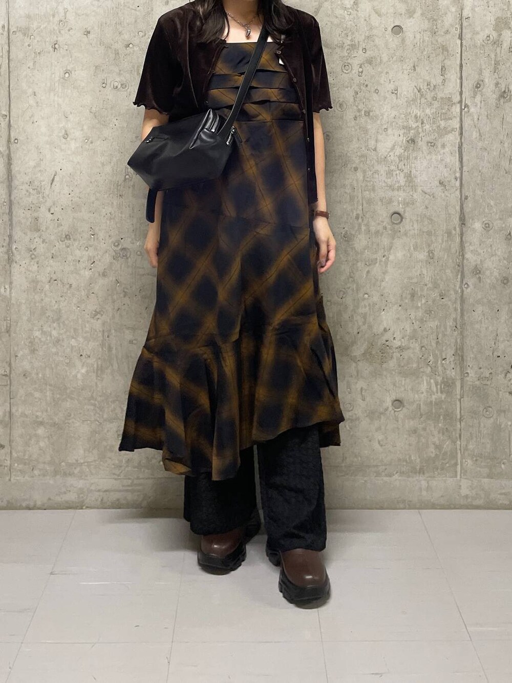 ブラック系のその他パンツ、ブラウン系のカーディガン/ボレロ、ブラック系のショルダーバッグを着用したレディースの秋コーディネートの2枚目の写真