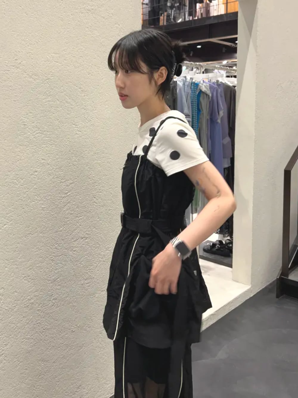 その他のTシャツ/カットソー、ブラック系のシャツ/ブラウス、ブラック系のその他パンツを着用したレディースの夏コーディネートの4枚目の写真