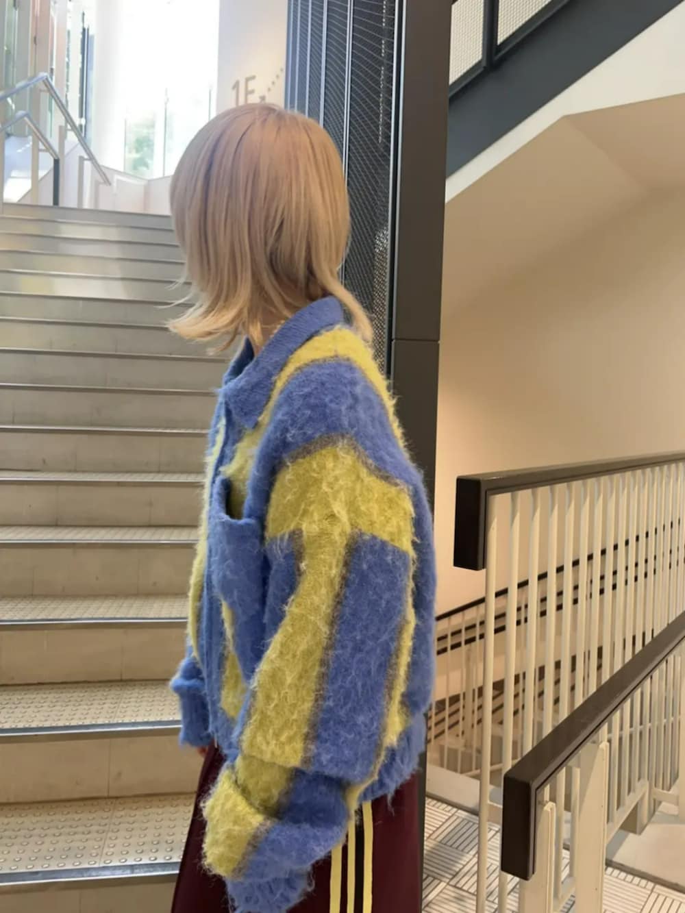 その他のTシャツ/カットソー、ブルー系のカーディガン/ボレロ、レッド系のスウェットパンツを着用したレディースの夏コーディネートの2枚目の写真