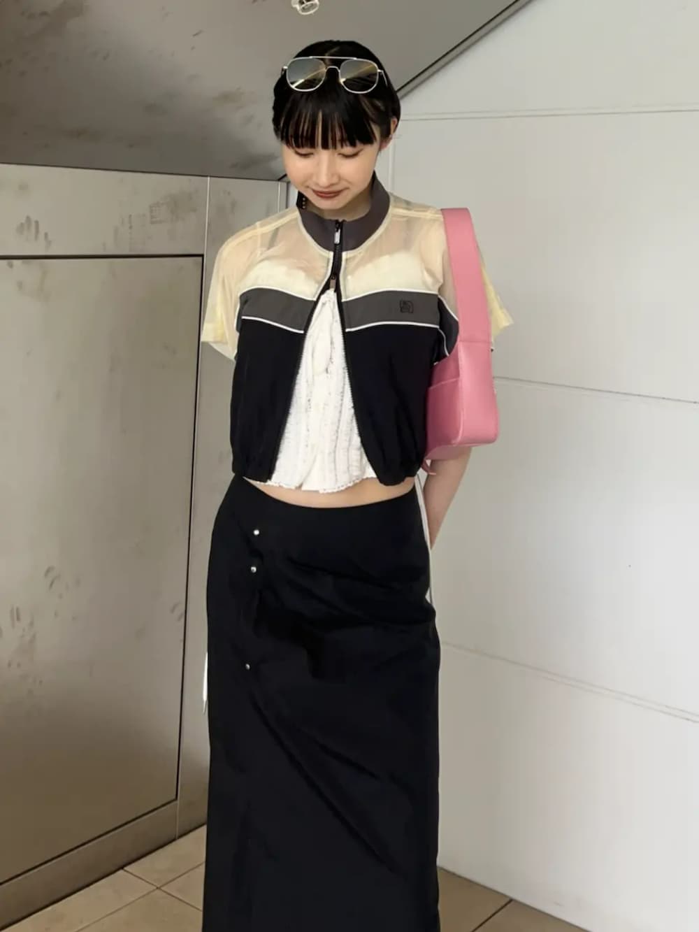 「メゾンスペシャル、maisonspecial、モード、夏コーデ、シャツスタイル、タイトスカート、スカートコーデ、お出かけコーデ、サングラス、春夏コーデ、シンプルコーデ、休日スタイル、大人女子、シンプルスタイル、ピンク」｜「MAISON SPECIALの2way Pointed Wedge Pumps/2WAYポインテッドウェッジパンプス【MAISON SPECIAL/メゾンスペシャル】（パンプス、ピンク系）」を使った、MAISON SPECIALさん（レディース・166cm）の春コーディネートの2枚目の写真