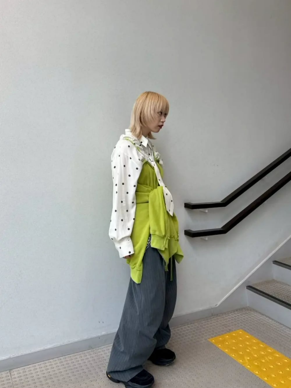 その他のシャツ/ブラウス、グリーン系のスウェット、グレー系のスラックスを着用したレディースの夏コーディネートの2枚目の写真