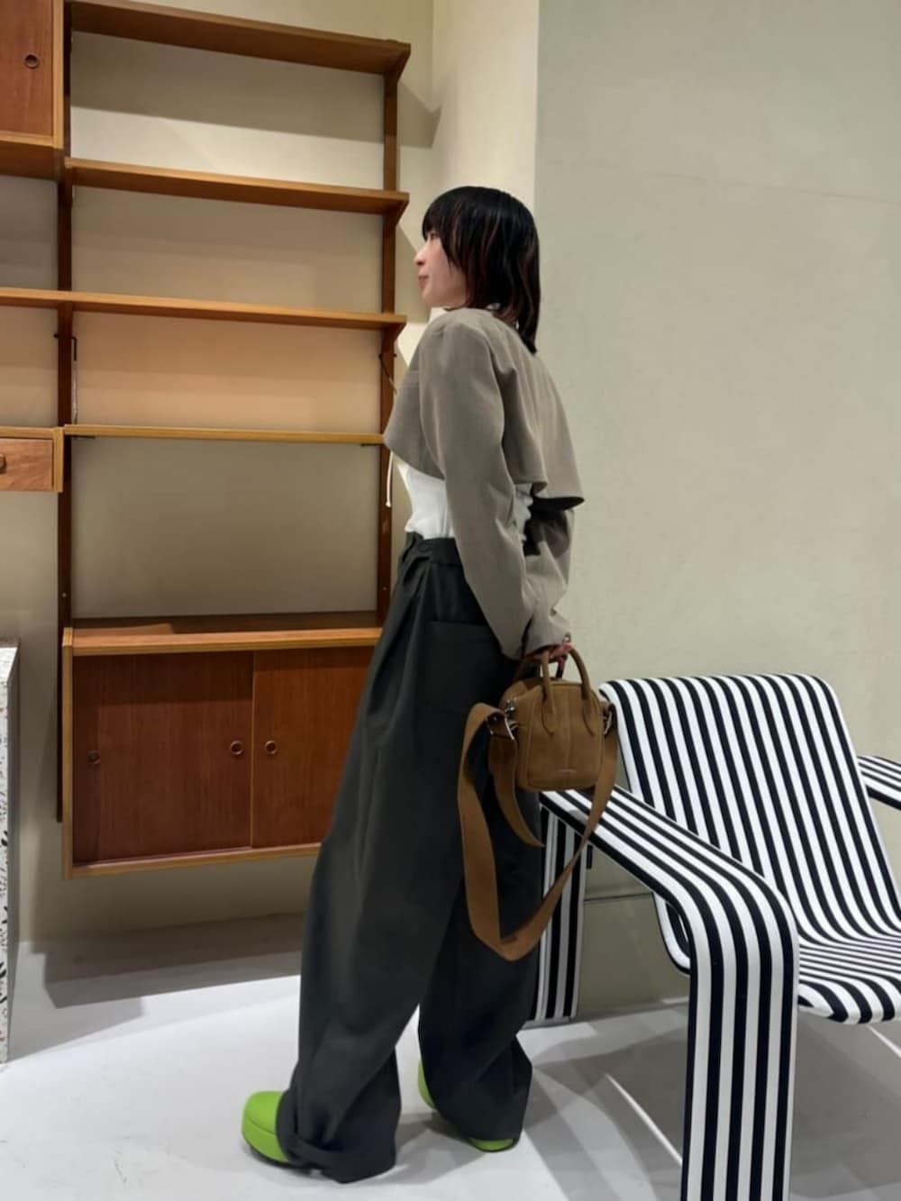 「メゾンスペシャル、maisonspecial、春コーデ、お出かけコーデ、チノパン、ボレロ、ジャケット、シンプルコーデ、きれいめカジュアル、春服コーデ、オトナ女子、春先取り、レディースファッション」｜「MAISON SPECIALのMulti Fabric Sabot Sandals/マルチファブリックサボ【MAISON SPECIAL/メゾンスペシャル】（スリッポン、グリーン系）」を使った、MAISON SPECIALさん（レディース・163cm）の冬コーディネートの4枚目の写真