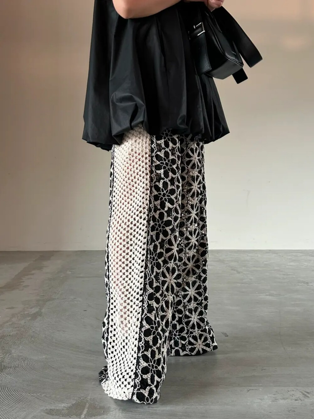 ブラック系のボストンバッグ、その他のその他パンツ、ブラック系のシャツ/ブラウスを着用したレディースの春コーディネートの3枚目の写真