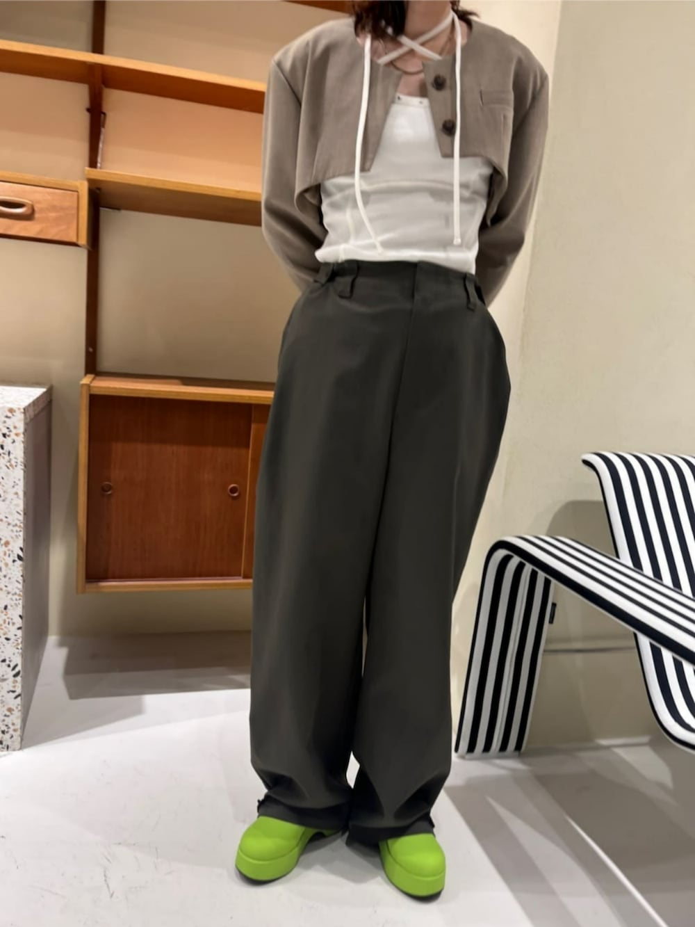 「メゾンスペシャル、maisonspecial、春コーデ、お出かけコーデ、チノパン、ボレロ、ジャケット、シンプルコーデ、きれいめカジュアル、春服コーデ、オトナ女子、春先取り、レディースファッション」｜「MAISON SPECIALのMulti Fabric Sabot Sandals/マルチファブリックサボ【MAISON SPECIAL/メゾンスペシャル】（スリッポン、グリーン系）」を使った、MAISON SPECIALさん（レディース・163cm）の冬コーディネートの3枚目の写真