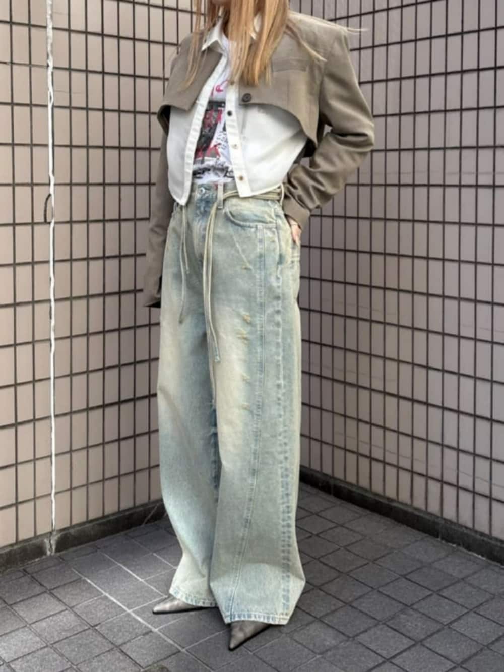 グレー系のパンプス、ホワイト系のTシャツ/カットソー、ホワイト系のシャツ/ブラウスを着用したレディースの冬コーディネートの2枚目の写真