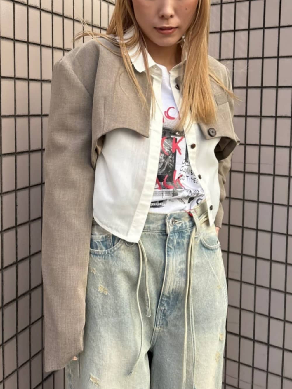 グレー系のパンプス、ホワイト系のTシャツ/カットソー、ホワイト系のシャツ/ブラウスを着用したレディースの冬コーディネートの3枚目の写真