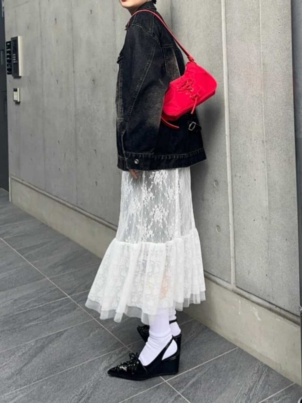 「メゾンスペシャル、maisonspecial、デニムジャケット、オーバーサイズ、春コーデ、レイヤードスタイル、キャミワンピ、ショルダーバッグ、モード、ラグランTシャツ」｜「MAISON SPECIALの【25SPRING PRE-ORDER】Oversize Flocking Denim Jacket/オーバーサイズフロッキーデニムジャケット【MAISON SPECIAL/メゾンスペシャル】■セットアップ対応■（デニムジャケット、ブラック系）」を使った、MAISON SPECIALさん（レディース・162cm）の冬コーディネートの3枚目の写真
