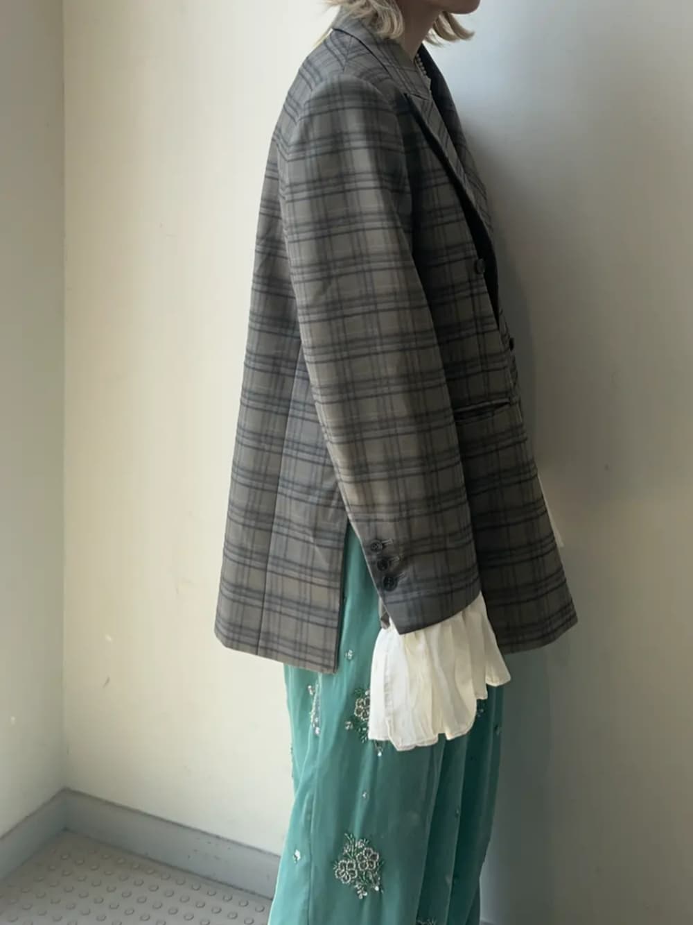 その他のTシャツ/カットソー、ベージュ系のテーラードジャケット、ブルー系のその他パンツを着用したレディースの夏コーディネートの3枚目の写真