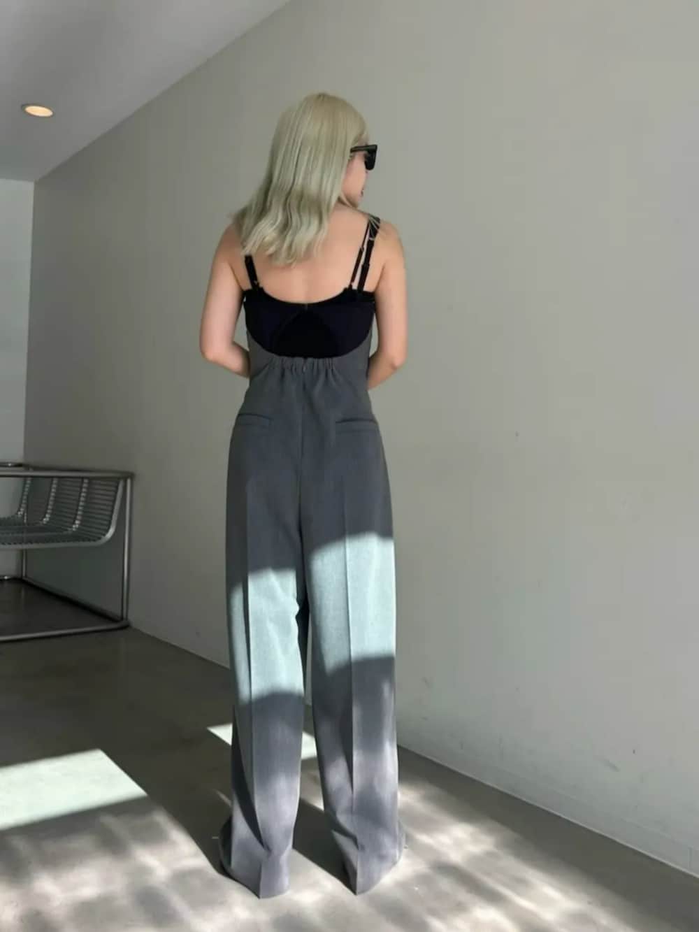 シルバー系のパンプス、グレー系のつなぎ/オールインワン、ブラック系のタンクトップを着用したレディースの春コーディネートの2枚目の写真