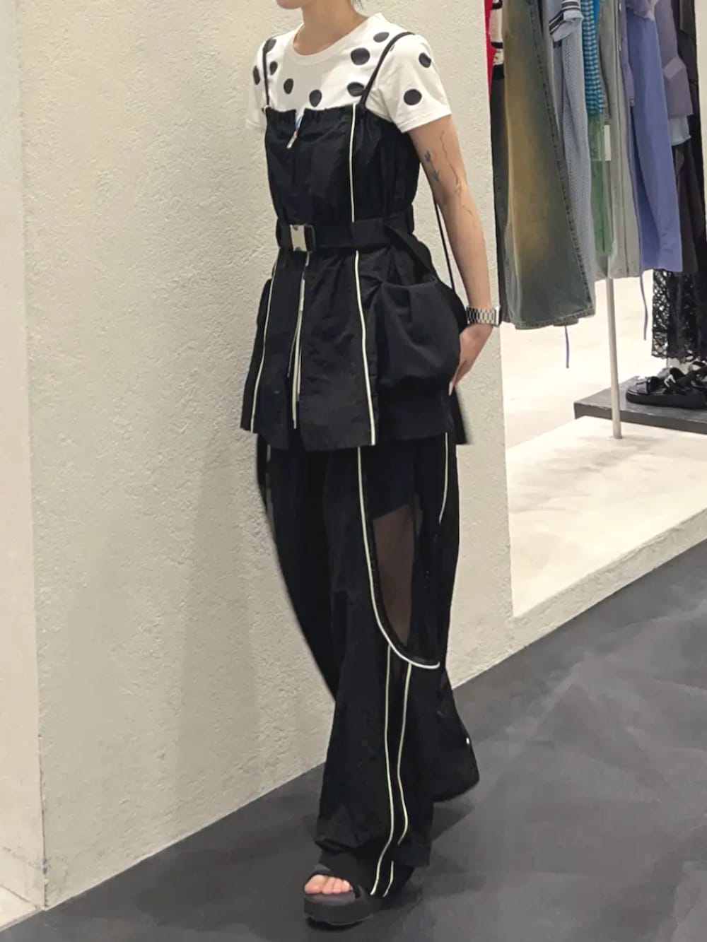 その他のTシャツ/カットソー、ブラック系のシャツ/ブラウス、ブラック系のその他パンツを着用したレディースの夏コーディネートの3枚目の写真
