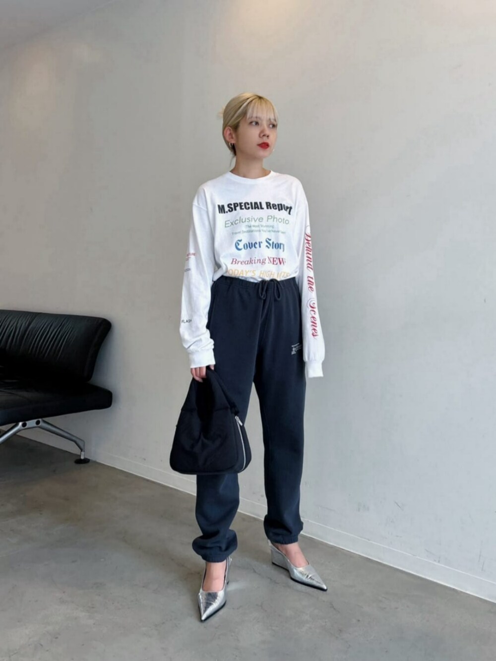 シルバー系のパンプス、ブラック系のトートバッグ、ブラック系のカーディガン/ボレロを着用したレディースの秋コーディネートの3枚目の写真