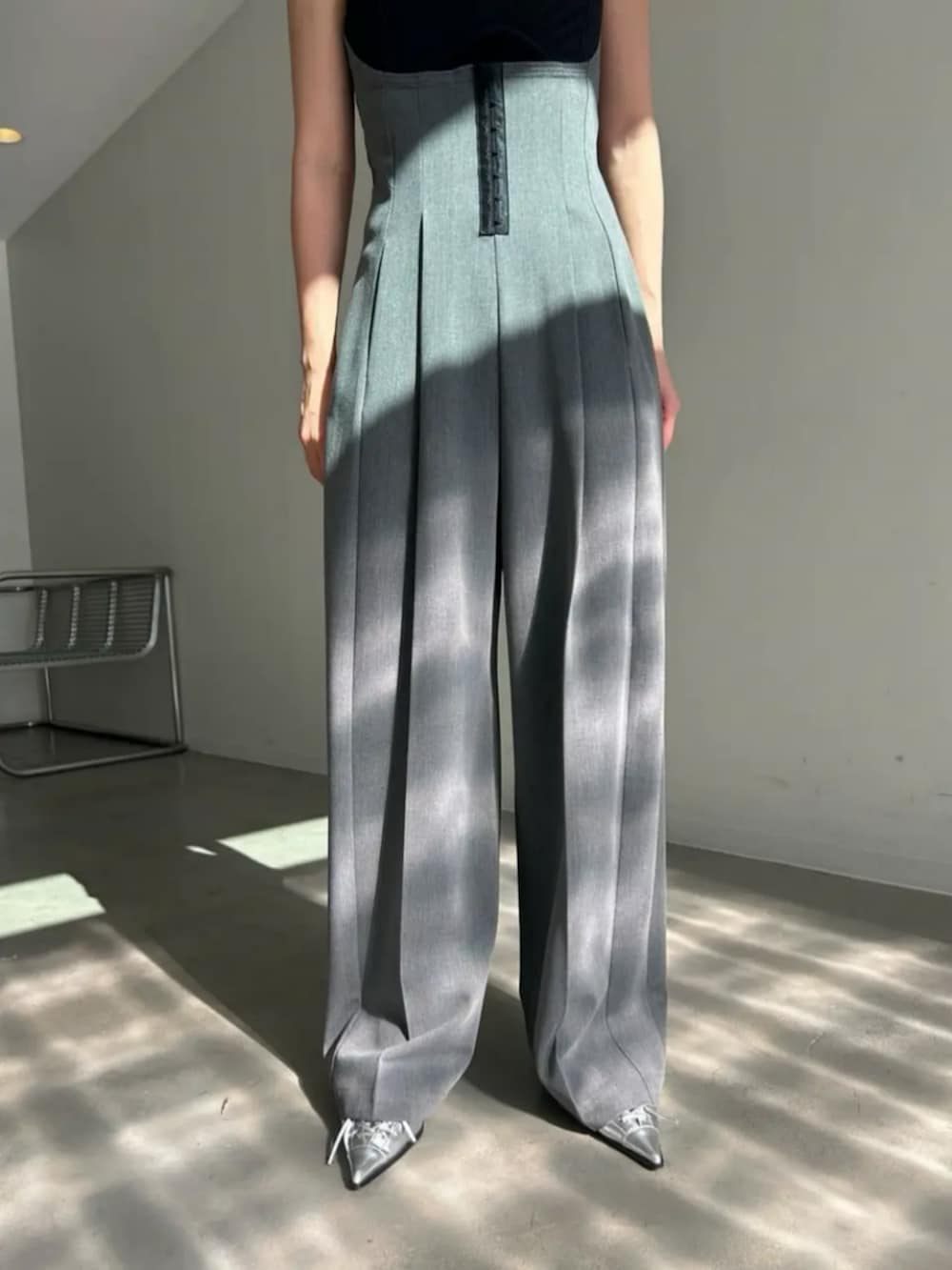 シルバー系のパンプス、グレー系のつなぎ/オールインワン、ブラック系のタンクトップを着用したレディースの春コーディネートの3枚目の写真