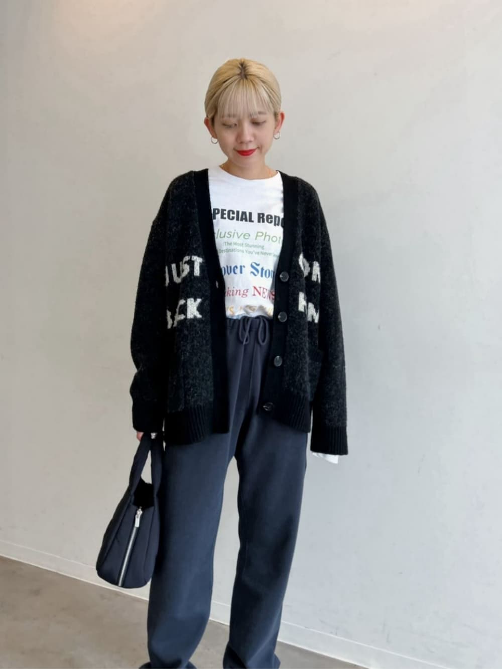 シルバー系のパンプス、ブラック系のトートバッグ、ブラック系のカーディガン/ボレロを着用したレディースの秋コーディネートの2枚目の写真