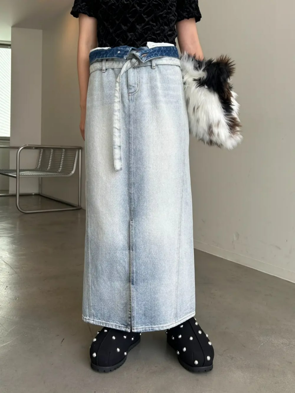 「メゾンスペシャル、maisonspecial、シンプルコーデ、デニム、デニムスカート、ショルダーバッグ、お出かけコーデ、オトナ女子、大人カジュアルコーデ、レディースファッション」｜「MAISON SPECIALの【25AW PRE-ORDER】Velor Shirring Tops/ベロアシャーリングトップス【MAISON SPECIAL/メゾンスペシャル】■セットアップ対応■（Tシャツ/カットソー、ブラック系）」を使った、MAISON SPECIALさん（レディース・162cm）の夏コーディネートの3枚目の写真