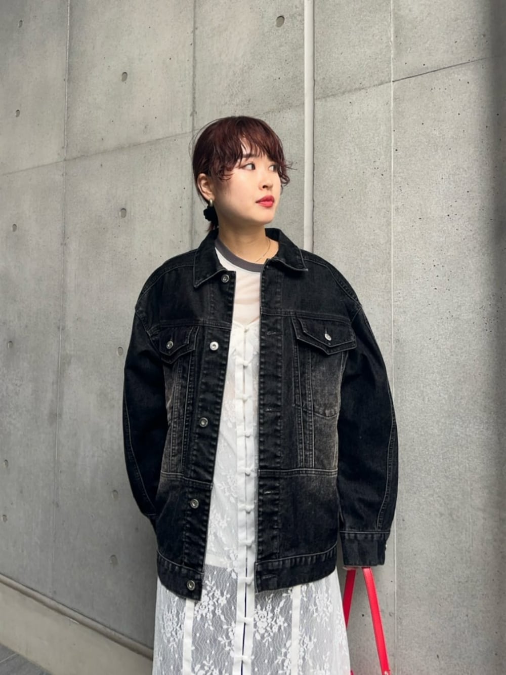 「メゾンスペシャル、maisonspecial、デニムジャケット、オーバーサイズ、春コーデ、レイヤードスタイル、キャミワンピ、ショルダーバッグ、モード、ラグランTシャツ」｜「MAISON SPECIALの【25SPRING PRE-ORDER】Oversize Flocking Denim Jacket/オーバーサイズフロッキーデニムジャケット【MAISON SPECIAL/メゾンスペシャル】■セットアップ対応■（デニムジャケット、ブラック系）」を使った、MAISON SPECIALさん（レディース・162cm）の冬コーディネートの2枚目の写真