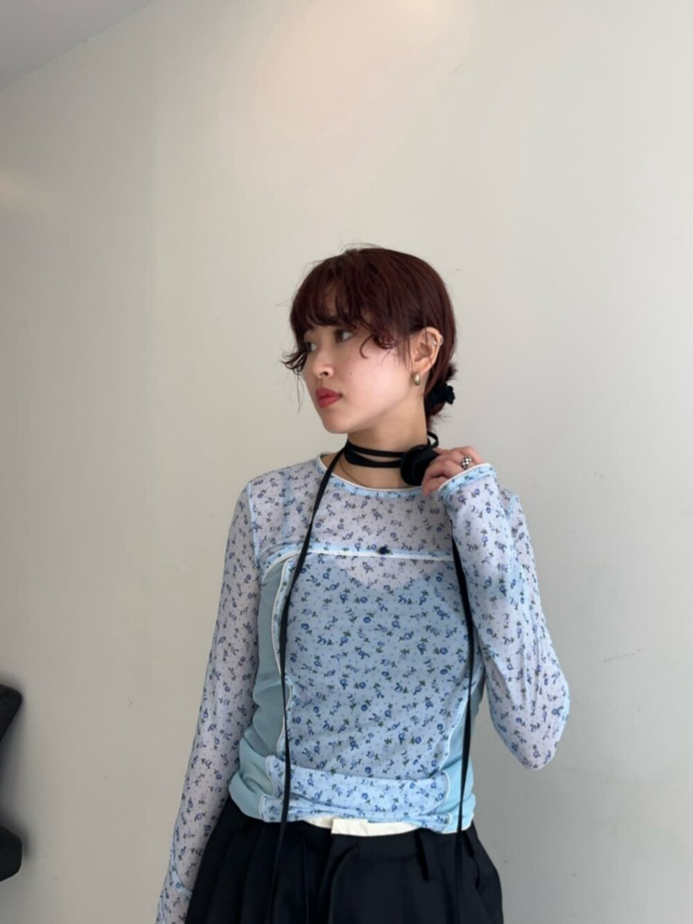 ブラック系のボストンバッグ、シルバー系のパンプス、ブルー系のTシャツ/カットソーを着用したレディースの冬コーディネートの3枚目の写真