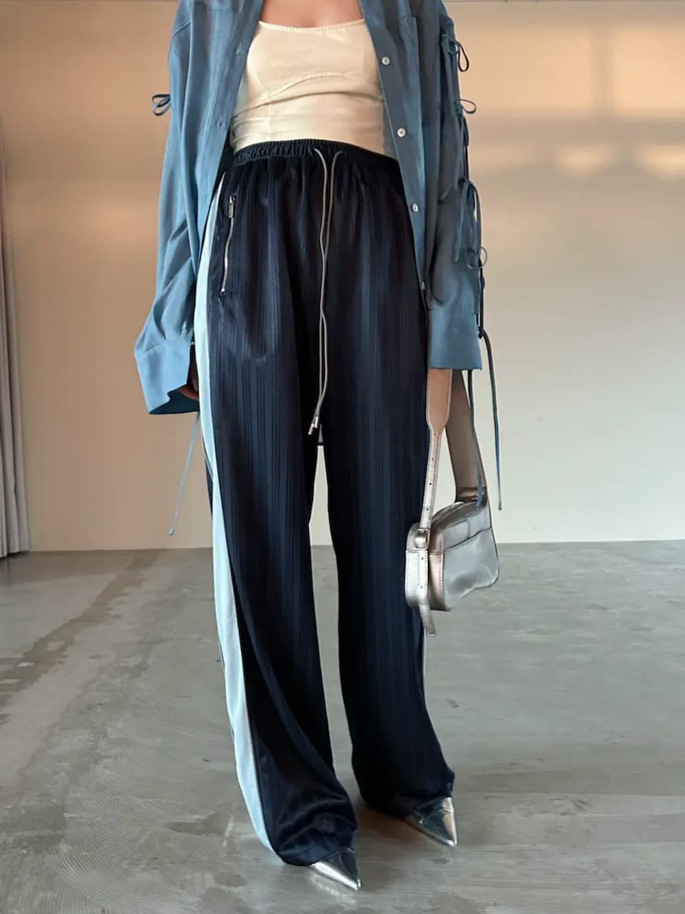 「メゾンスペシャル、maisonspecial、レディースファッション、トラックパンツ、スポーツミックス、シアーシャツ、リボン、お出かけコーデ、大人カジュアル、春夏コーデ、シンプルコーデ、きれいめカジュアル、春ファッション、大人コーデ、ラクチンコーデ」｜「MAISON SPECIALの2way Pointed Wedge Pumps/2WAYポインテッドウェッジパンプス【MAISON SPECIAL/メゾンスペシャル】（パンプス、シルバー系）」を使った、MAISON SPECIALさん（レディース・162cm）の春コーディネートの3枚目の写真